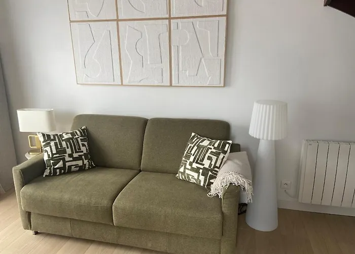 Duplex In A Private Greeny 아파트 투르제빌